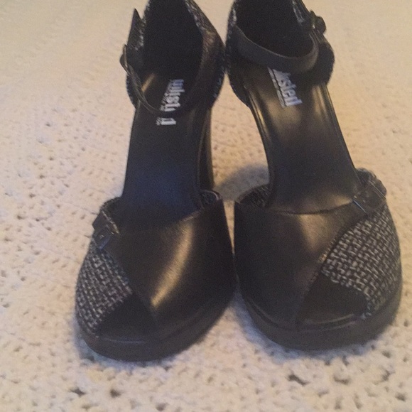 Cute black and white peep toe heels - Picture 1 of 7